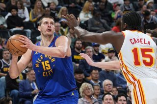 Clint Capela (à droite) tente de s'interposer devant Nikola Jokic. KEYSTONE/AP/David Zalubowski